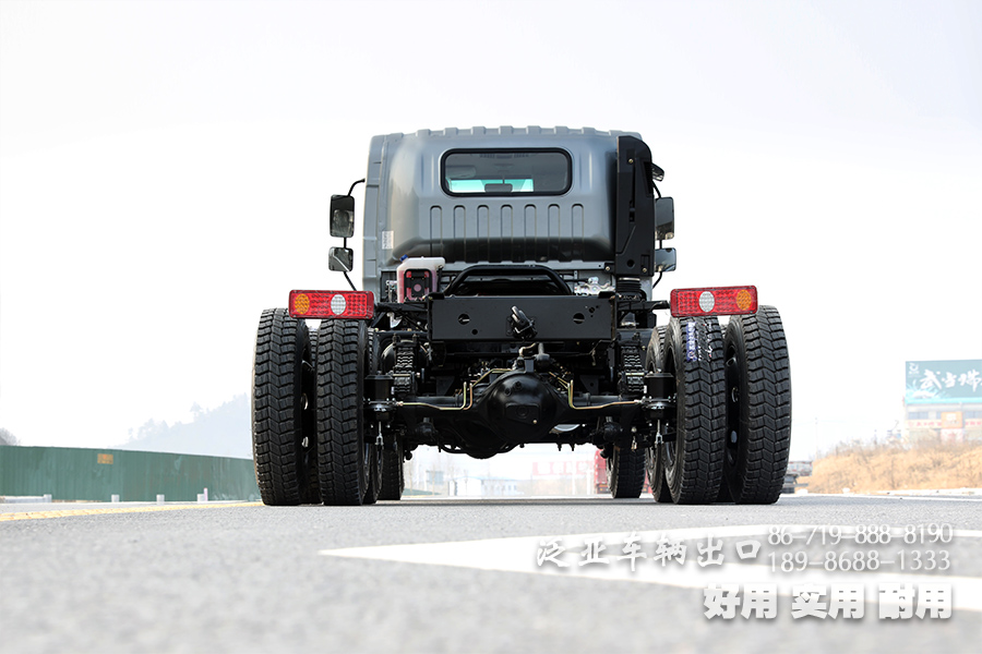 东风平头底盘,平头驾驶室,EQ2082越野底盘,经典出口底盘,六驱平头底盘,六驱越野专用车,六驱越野车,专用车底盘,越野车底盘 