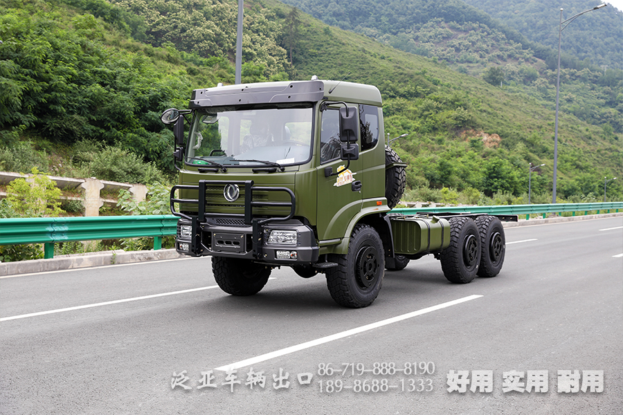 <strong>宛如一位“战士”的东风六驱越野专用底盘</strong>