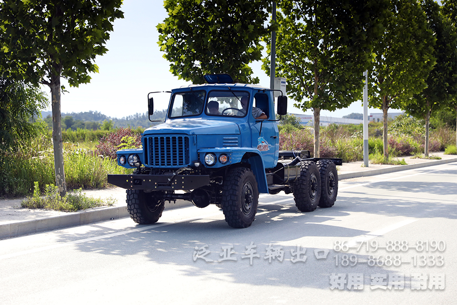 东风经典款Eq2082六驱越野底盘，尖头双玻璃越野底盘，170/190马力格栅脸军车