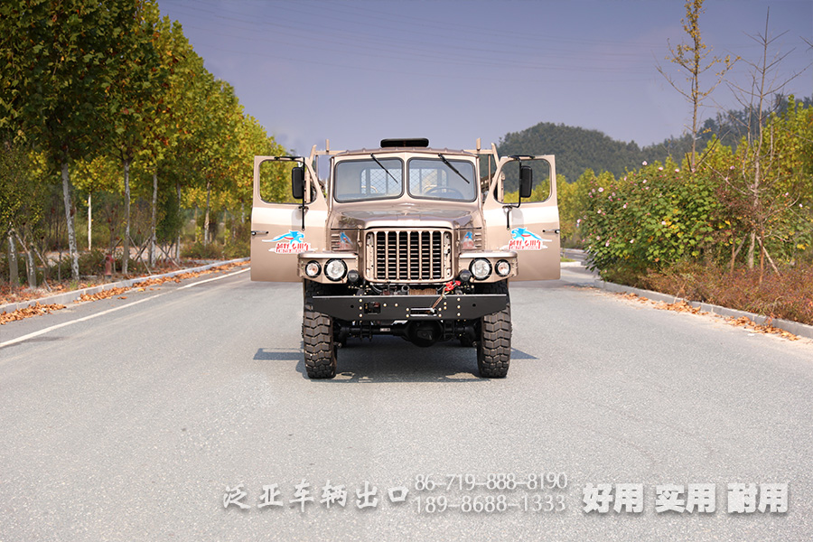 东风25Y,军绿色越野卡车,运兵车,EQ2082,带绞盘的越野车,尖头货车