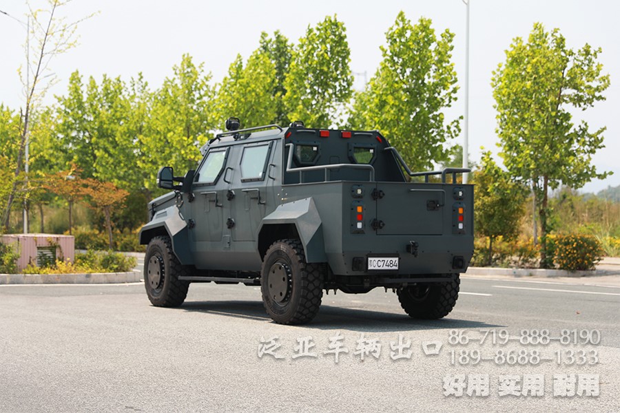 装甲车、皮卡车