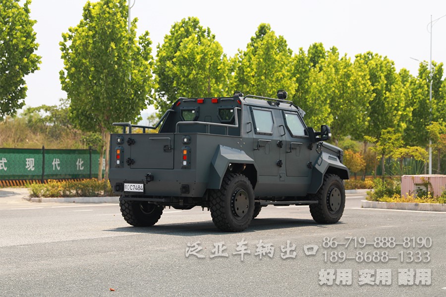 装甲车、皮卡车