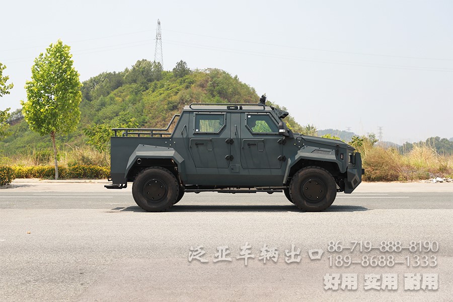 装甲车、皮卡车