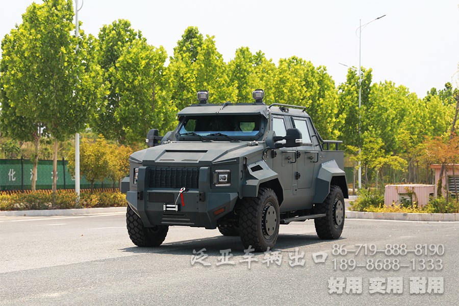 装甲车、皮卡车