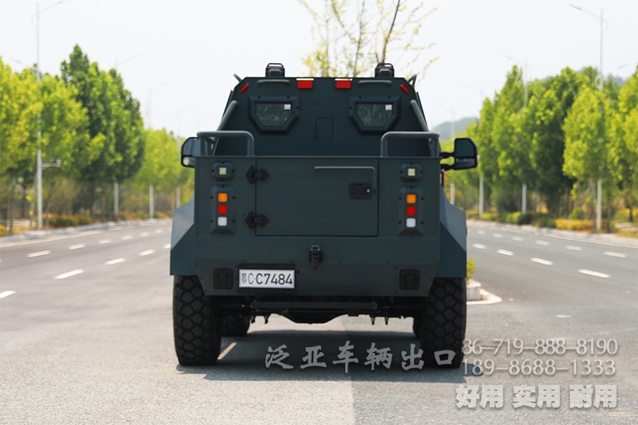 装甲车、皮卡车