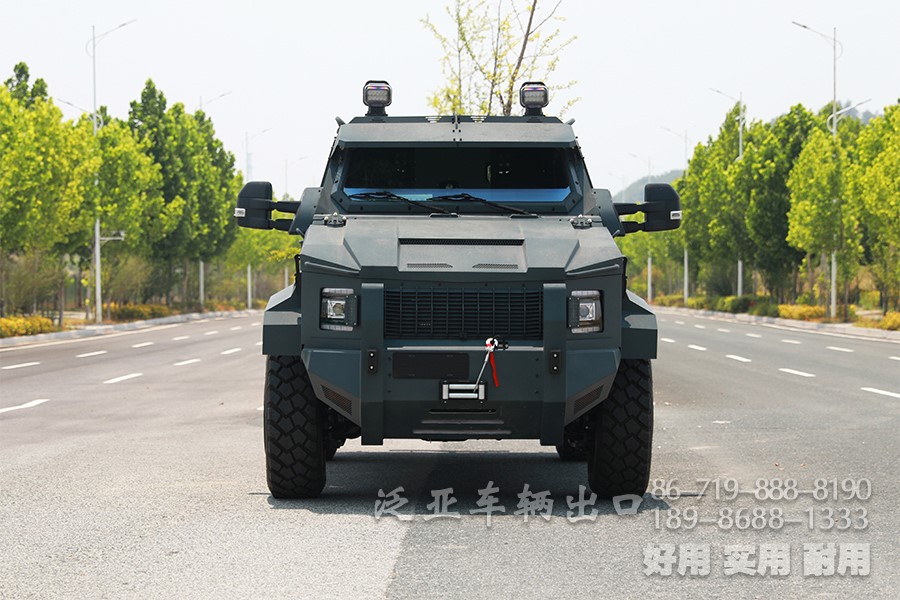 装甲车、皮卡车